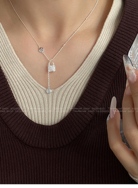 欧美风时尚镶钻包包字母圆牌Y字形锁头坠短项链