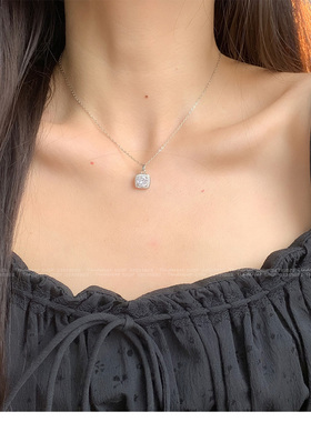 水钻环绕方形水晶坠锁骨短项链