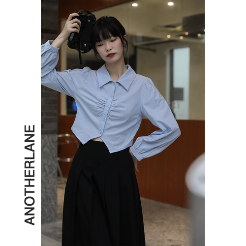 Дизайнерская короткая белая рубашка, городской стиль, коллекция 2022, в западном стиле, тренд сезона, облегающий крой