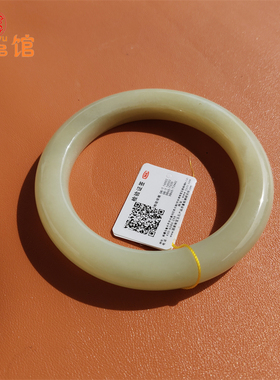 新疆和田玉若羌黄口料57mm口径玉镯泥鳅背款带棉点