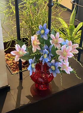 红色玻璃花瓶新年节日婚礼简约