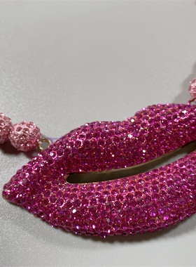 BJ打标粉色红唇短款夸张项链