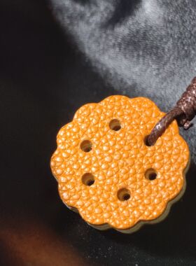 手工真皮夹心饼干钥匙扣挂件黑色