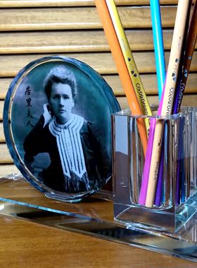 居里夫人纪念品摆设礼物玛丽居里人偶模型收藏品礼品水晶笔筒摆件