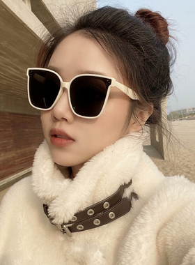 戚薇墨镜女ins大脸男情侣显瘦