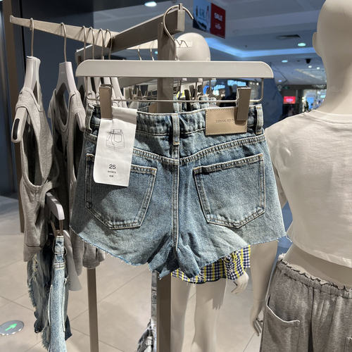 UR国内2025夏季女装设计感破洞裙裤造型牛仔短裤UYV850098 - 图1