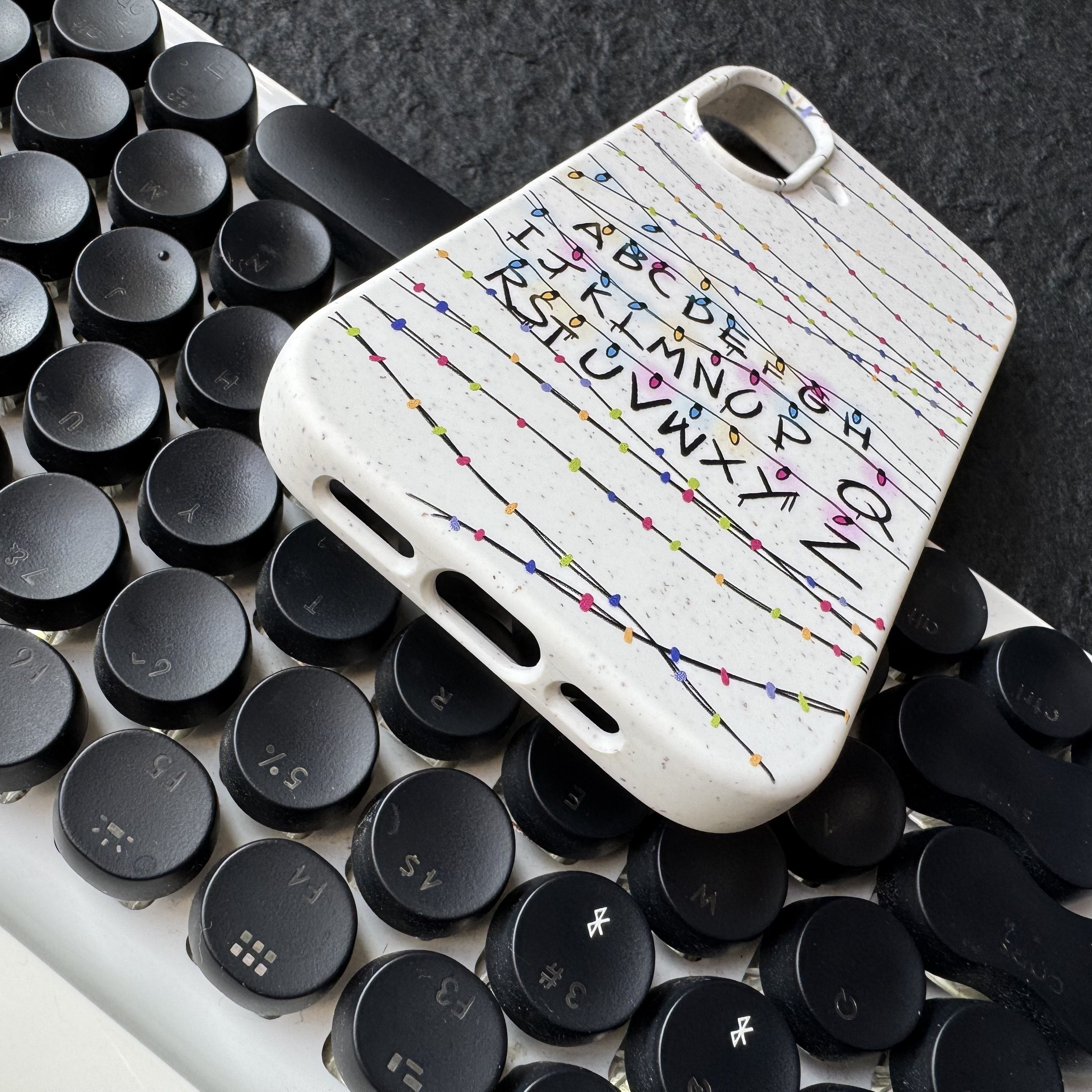 RIGHT HERE《怪奇物语》周边 降解磁吸手机壳,淘宝优惠券,粉丝福利购,淘宝优惠卷