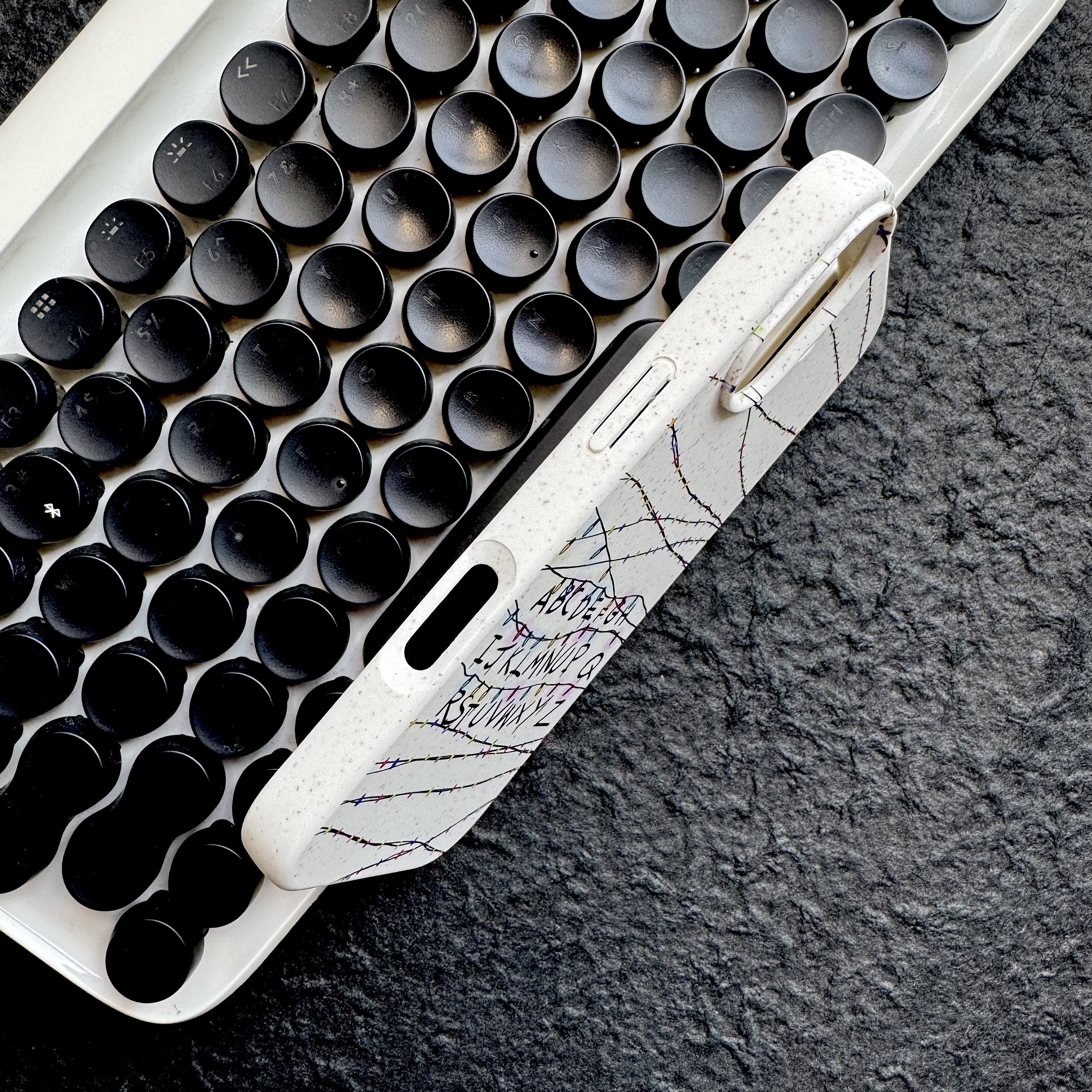 RIGHT HERE《怪奇物语》周边 降解磁吸手机壳,淘宝优惠券,粉丝福利购,淘宝优惠卷