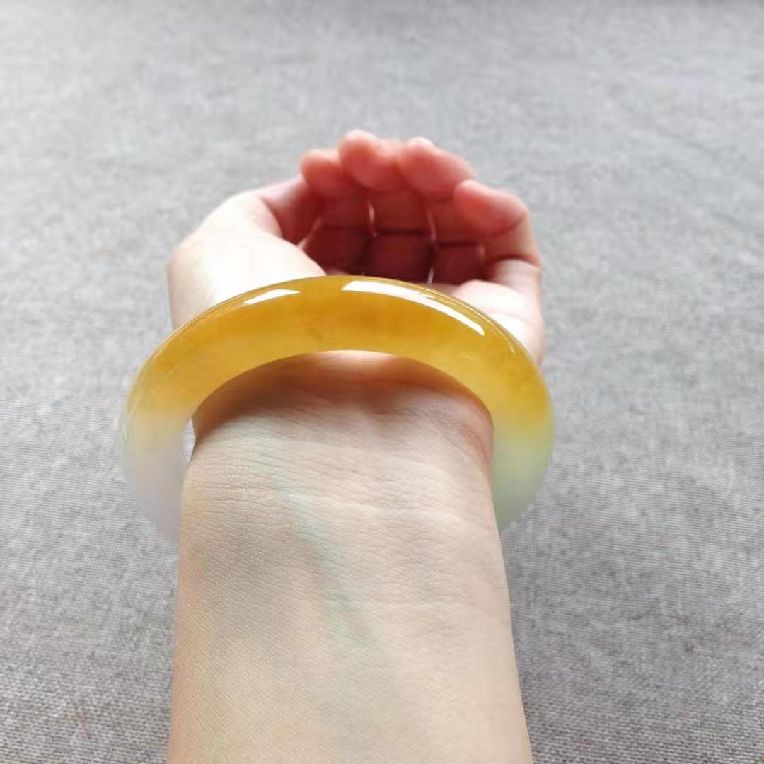天然贵妃手镯 翡翠直播进行中 冰糯种圆条细条飘阳绿花 天然贵妃手镯 翡翠直播进行中 冰糯种圆条细条飘阳绿花
