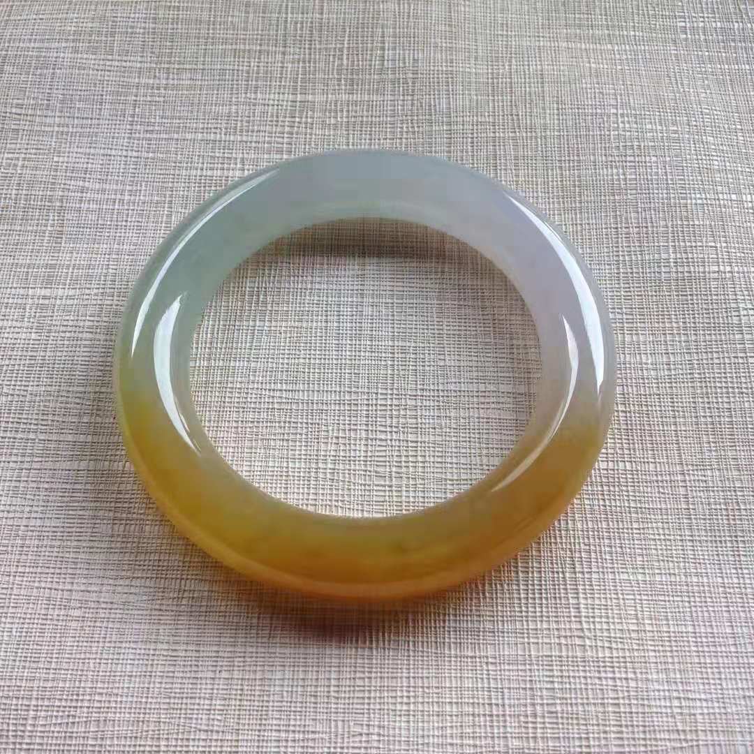 天然贵妃手镯 翡翠直播进行中 冰糯种圆条细条飘阳绿花 天然贵妃手镯 翡翠直播进行中 冰糯种圆条细条飘阳绿花
