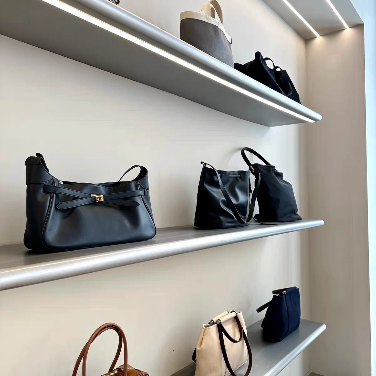 服装店包包鞋子置物货架不锈钢墙上多层鞋陈列架直播间展示架鞋架 - 图2