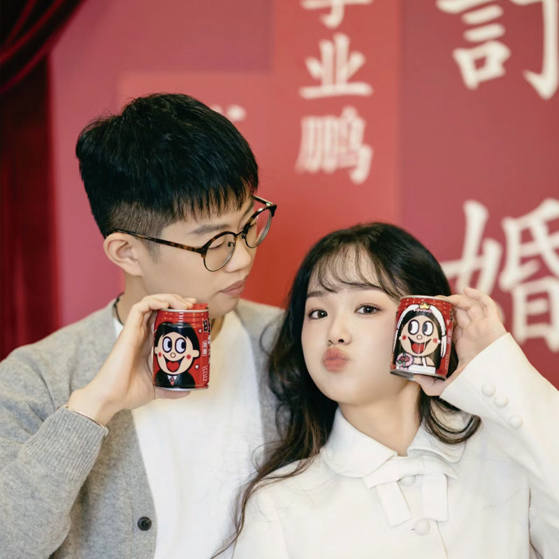 旺仔贴纸订婚用定制摆件摆台刻字婚宴布置订制手绘饮料我们订婚啦