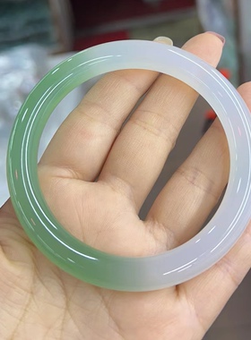 天然翡翠色半山半水玉髓手镯冰种