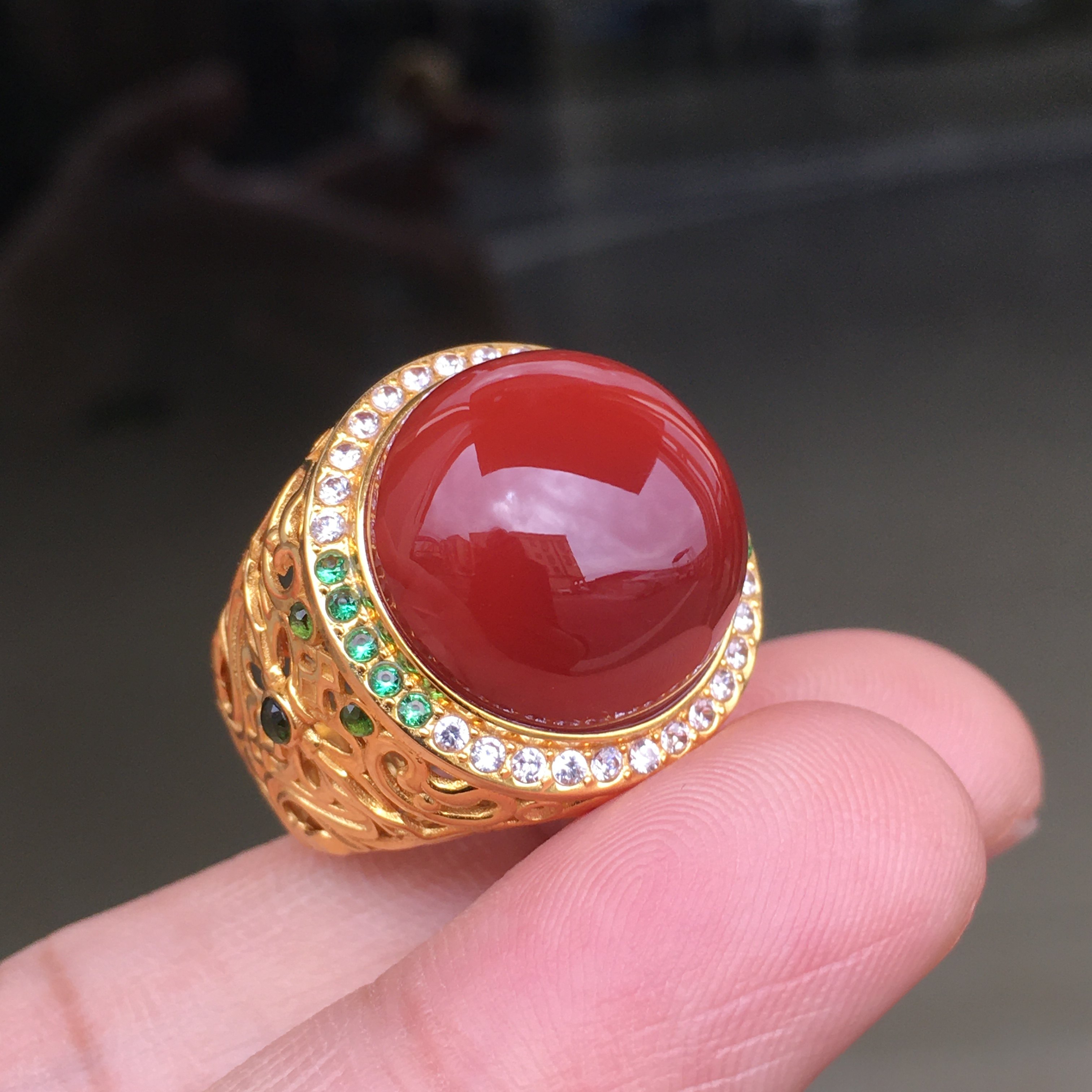 Wassily made oxblood red ring, 18k gold with large diamonds, 18 rings with rich color, solid color naked surface