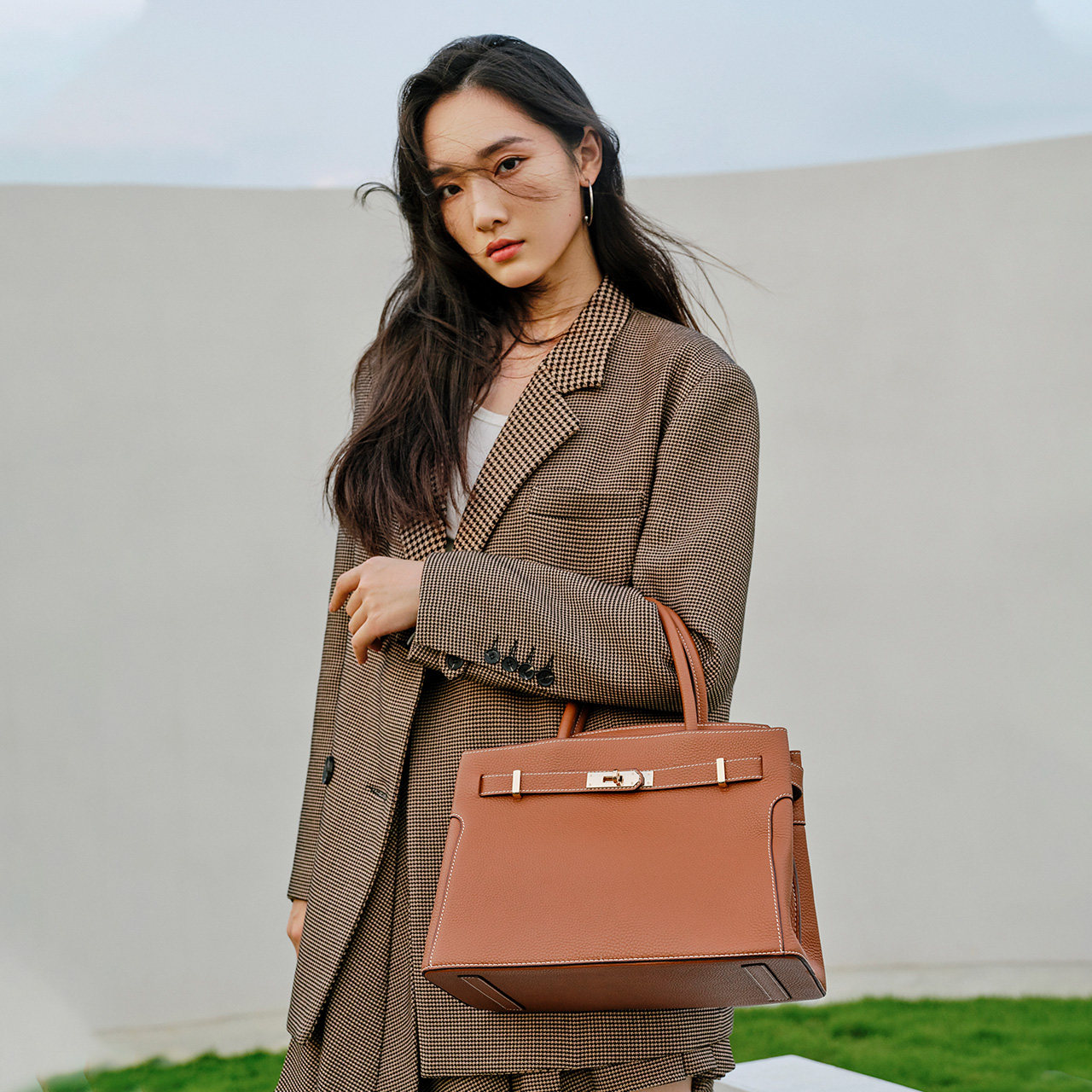 百丽女2022春新商场同款质感托特包 百丽女士包袋