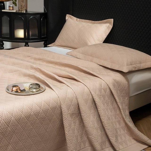 This is a good bed cover, the cotton board is not wrinkled