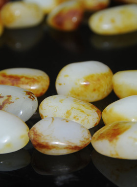 新疆和田玉籽料原石散珠黄沁手串