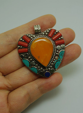 尼泊尔手工镶嵌彩石的爱心吊坠