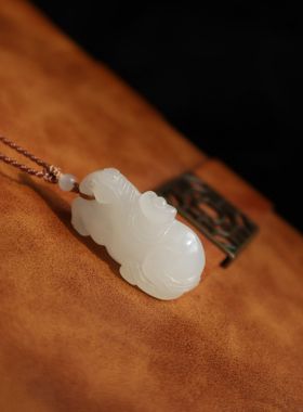 羊脂玉生肖马和田白玉吊坠