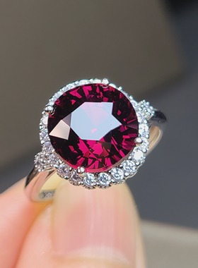 镁铝石榴石戒指 圆形大颗镁铝 玫红色5.36克拉 全净火彩足全净