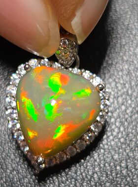 天然欧泊吊坠杏心形重量3.36克拉直径11.8mm高度13mm色彩绚丽