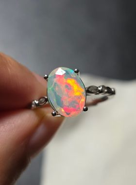 天然欧泊戒指同一颗欧泊不同角度火彩尺寸7.2*10.3mm纯天然无染色