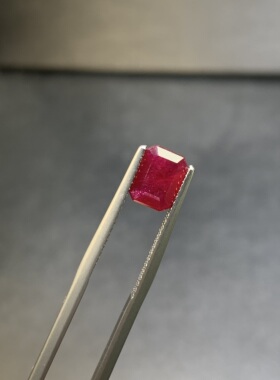 天然红宝石吊坠重量1.5克拉长方形祖母绿切割面大经典款尺寸6*8mm