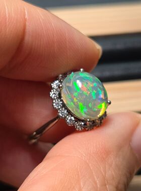 天然欧泊戒指宝石尺寸8*10mm重量2.5克拉左右火彩斑斓天然无染色