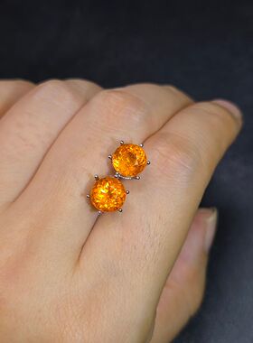 天然芬达石耳钉重量4.5克拉直径7.6mm圆形六爪皇冠钻款明橙色