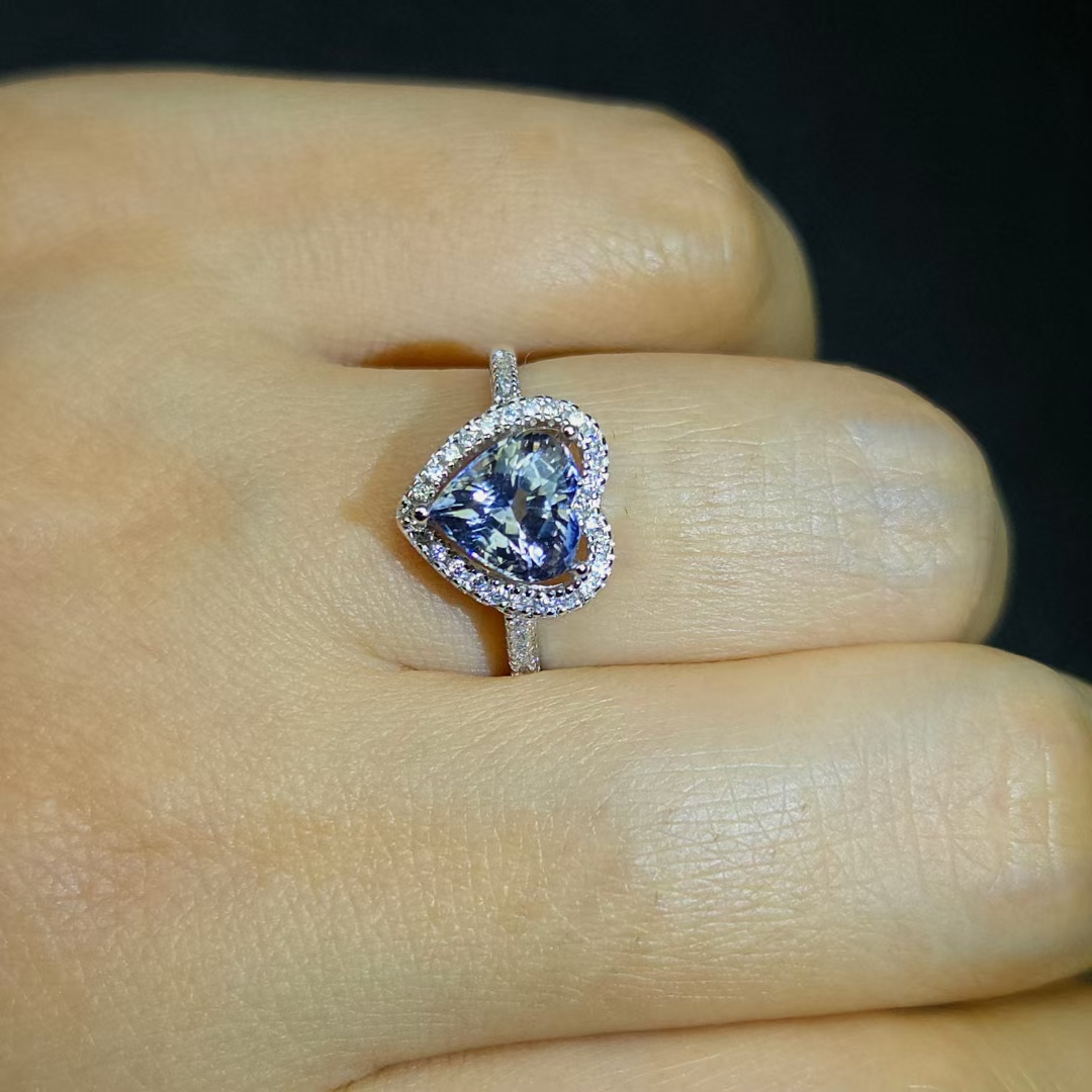 天然蓝宝石戒指爱心蓝宝石重量1.87克拉直径7.2mm 金属灰紫蓝色 - 图2