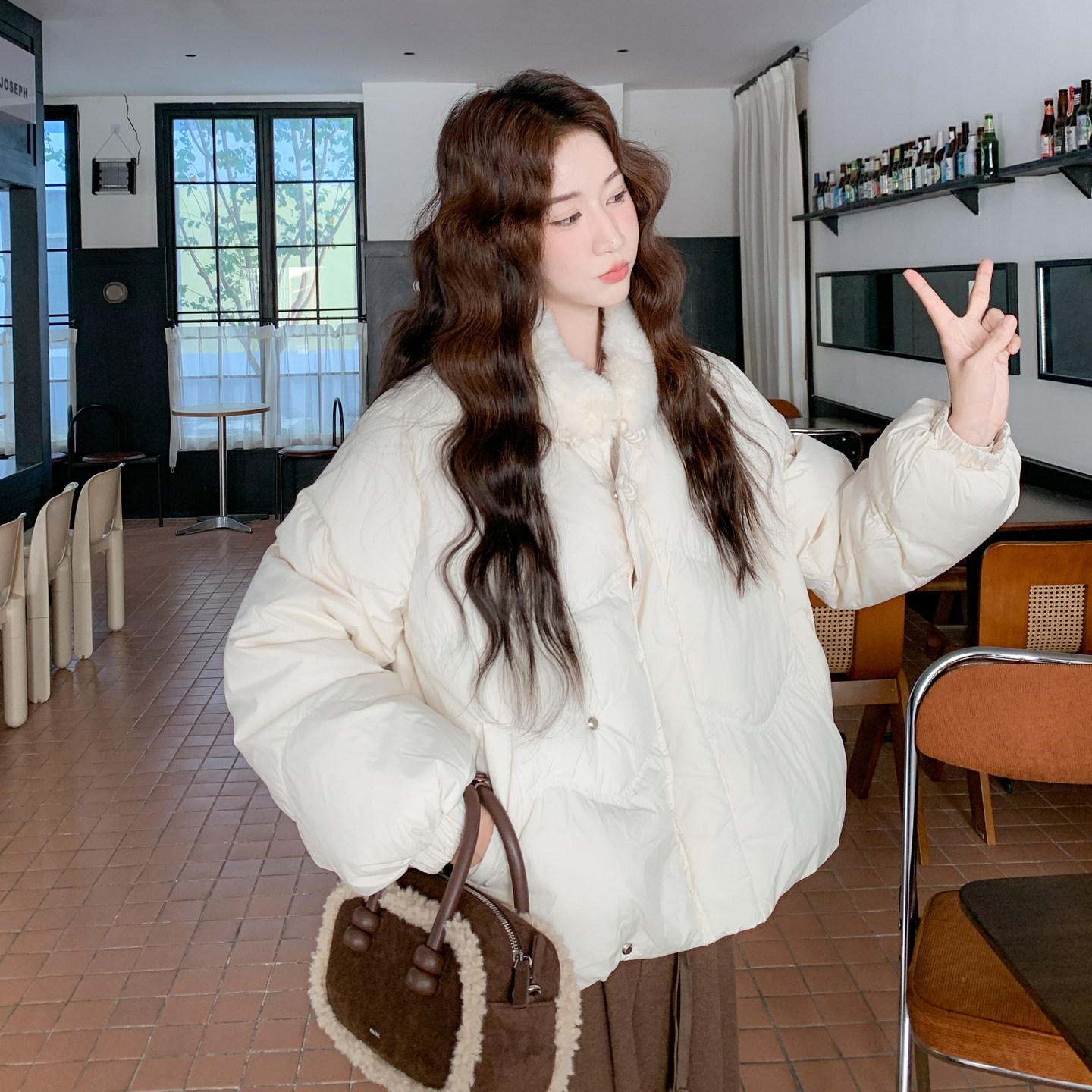 米白色新中式国风盘扣羽绒服女2025年冬季新款真兔毛领轻暖面包服,淘宝优惠券,粉丝福利购,淘宝优惠卷