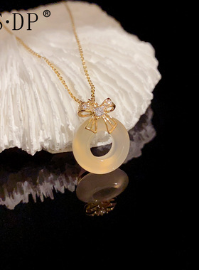 轻奢简约复古蝴蝶结玉髓圆环项链新中式气质时尚小众设计感锁骨链