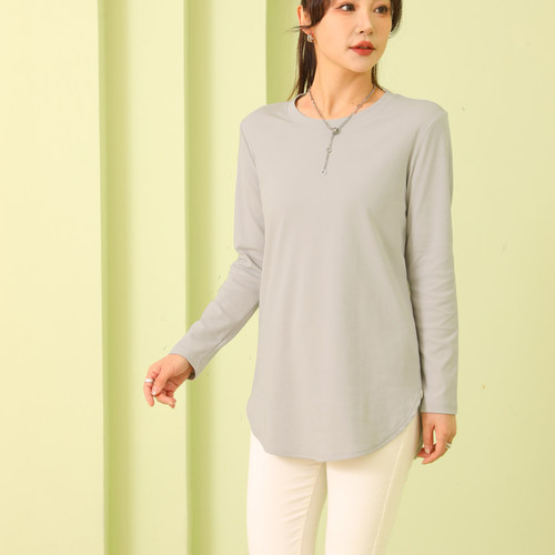 正肩长袖中长款白色t恤女春秋季纯棉弧形下脚圆领打底衫配鲨鱼裤 - 图3