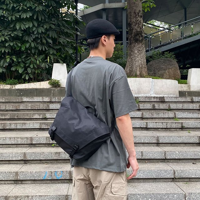 ແບບດຽວກັນ Granville 10L crossbody messenger bag