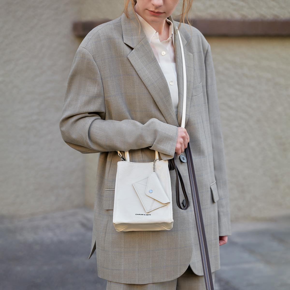 CHARLES&KEITH秋冬女包CK2-30782347斜挎褶皱油蜡托特包纸袋包 - 图1