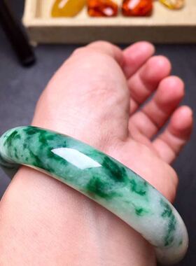 翡翠白底青圆条花色手镯