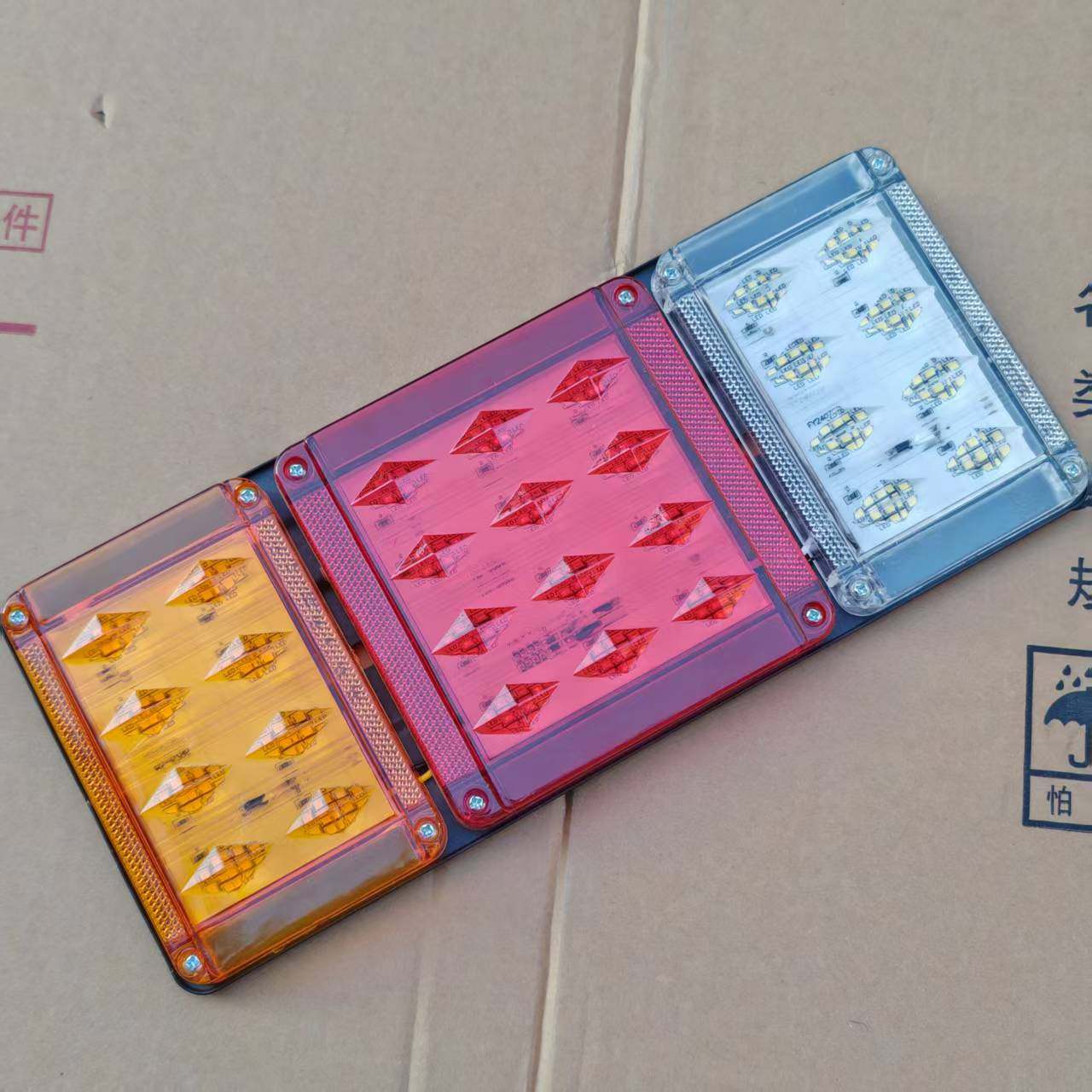 钻石140-2后尾灯高亮LED货车轻卡刹车转向倒车灯总成24v防水高亮 - 图3