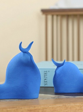 侘寂风布里斯托蓝陶瓷抽象牛雕塑