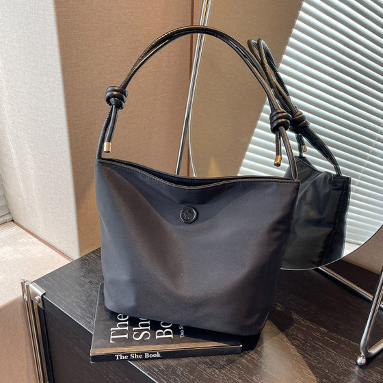 Women's fashionable and versatile shoulder handbag