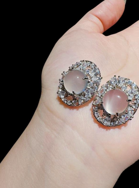 荔枝冻水灵蛋形锆石耳环白玉髓