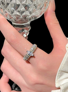 美在心尖儿上水滴宝石戒指 美拉德 镀18K金 肥方锆石缠绕戒指百搭