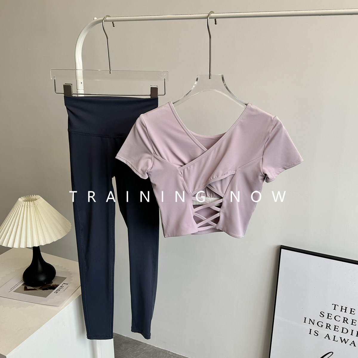 夏季晨跑服套装女时尚新款带胸垫瑜伽紧身短袖速干健身训练运动衣 - 图0