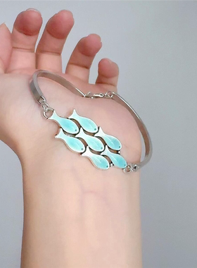 蓝色小鱼半镯手链女2026新款百搭