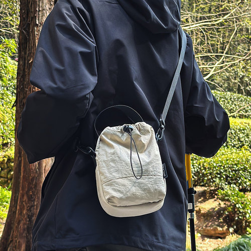 户外运动水杯包轻便潮牌手机包男女爬山水壶包便携通勤单肩斜挎包 - 图2