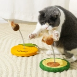 Zeze Cat Toy Kitten играет с самосексуальным фруктовым сисаль