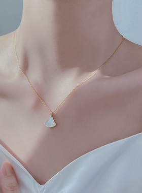 轻奢珍珠母贝十字链女白扇形