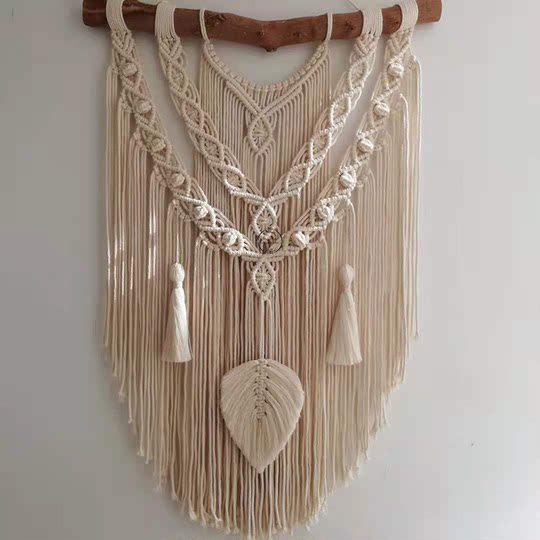 Einfacher handgewebter Wandteppich mit bunten Quastenblättern