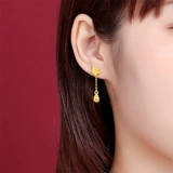 Золотые серьги в виде цветка для друга