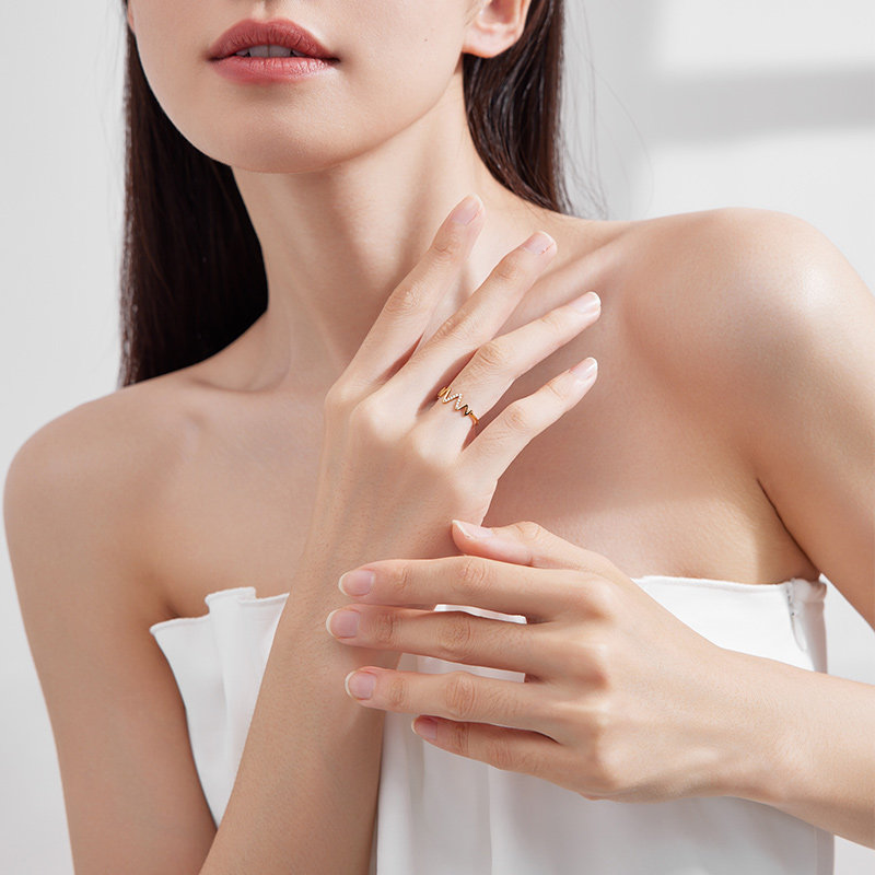 周六福18k金钻石女璀璨波浪纹指环 周六福手饰