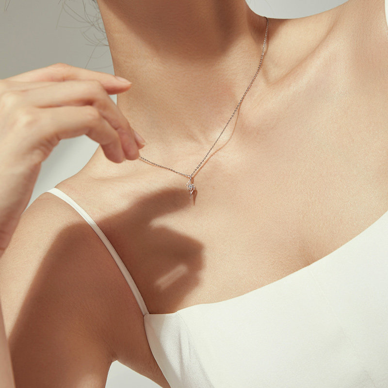 周六福送女生18k金钻石女z挂坠 周六福颈饰